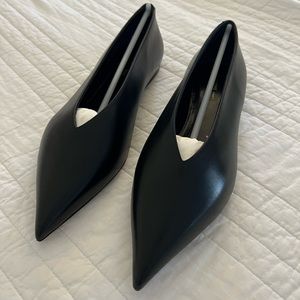Céline V-Neck Flat